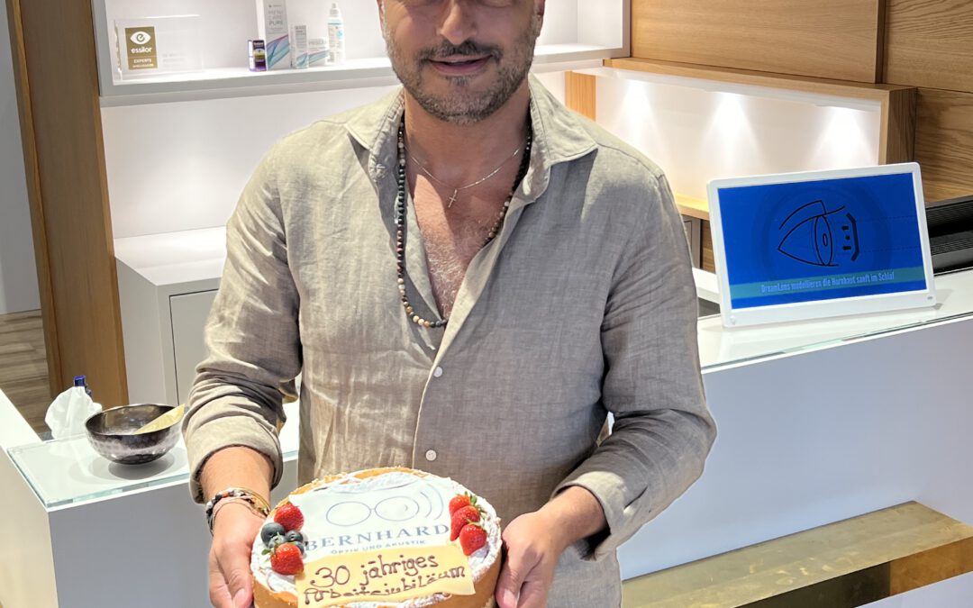 Mitarbeiter Giovanni Lionti zu seinem 30 jährigen Arbeitsjubiläum mit Torte in der Hand