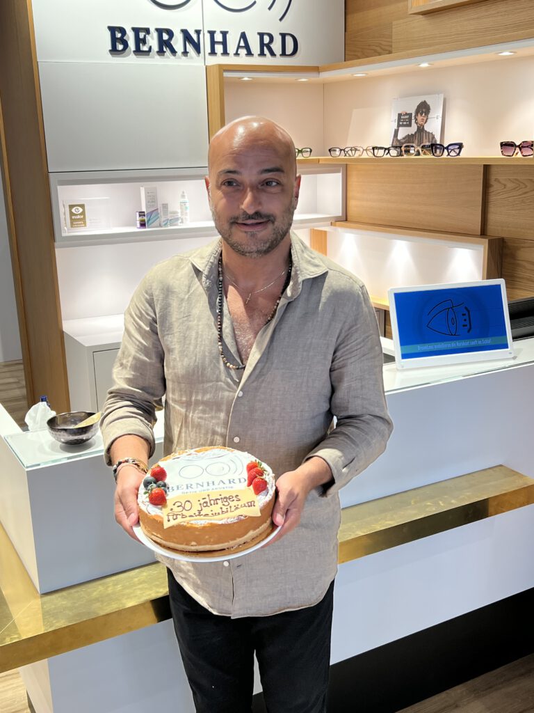 Mitarbeiter Giovanni Lionti zu seinem 30 jährigen Arbeitsjubiläum mit Torte in der Hand